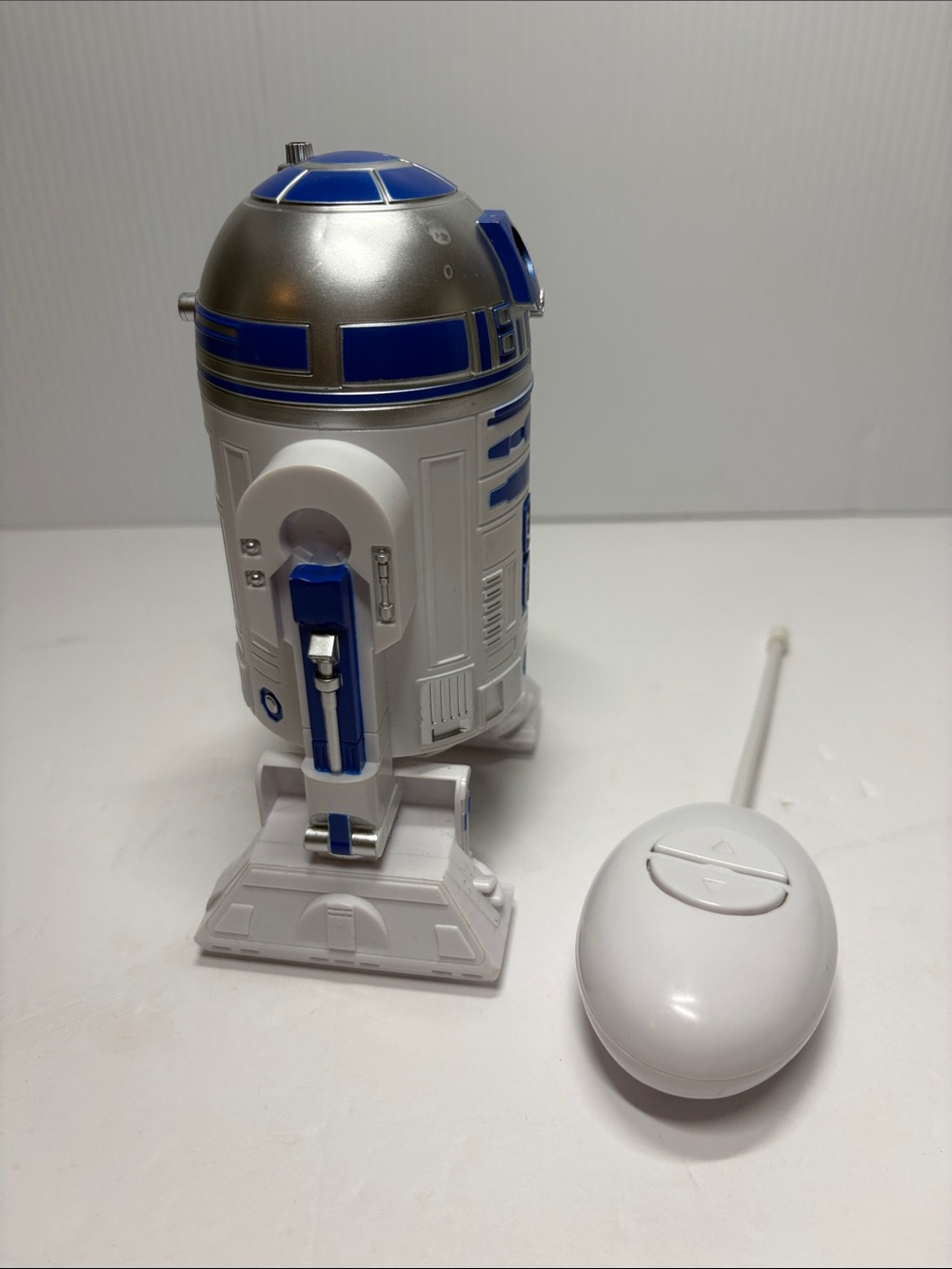 Star Wars R2-D2 Remote-Controlled Droid Action Figure - Picture 2 of 6